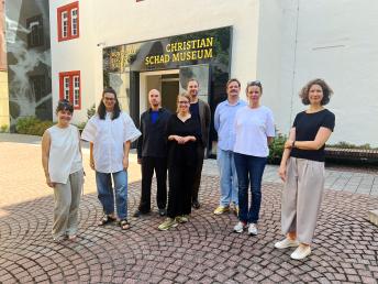 Foto der Jury vor dem Christian Schad Museum