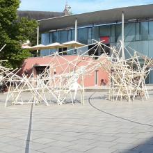 Holzkonstruktion der Gewinner des Gunter-Ullrich-Preises 2020 auf dem Theaterplatz 2018 © Sabina Grzywacz